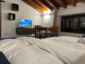 1 chambre, fer et planche à repasser, Wi-Fi, literie fournie