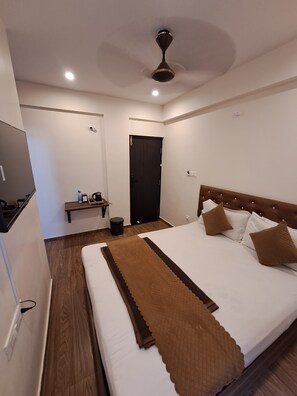 Luxury Room, City View | Egyptian cotton sheets, premium bedding, pillowtop beds, desk - Meadows Inn (Mysore)