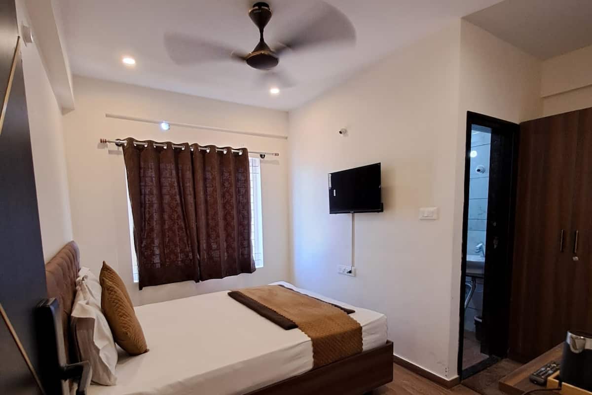 Luxury Studio, City View | Egyptian cotton sheets, premium bedding, pillowtop beds, desk