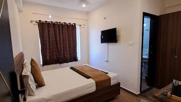 Luxury Studio, City View | Egyptian cotton sheets, premium bedding, pillow-top beds, desk
