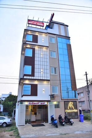 Front of property - Meadows Inn (Mysore)