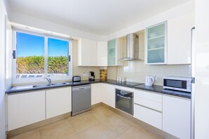Kühlschrank, Mikrowelle, Ofen, Geschirrspüler
