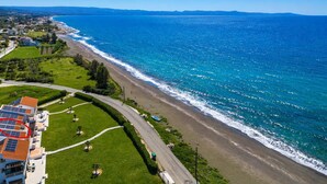Ein Küstenanwesen mit einer gewundenen Straße, einem Strand und Blick auf den Ozean.