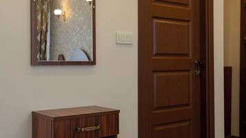 Deluxe Studio | Bathroom | Shower, free toiletries, hair dryer, slippers