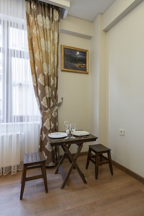 Suite familiar, 1 dormitori | Zona de menjador de l'habitació