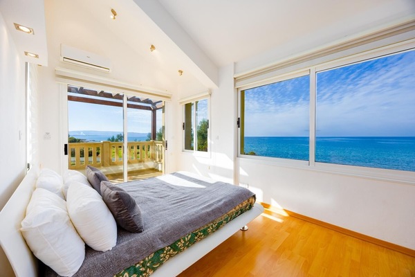 Double bedroom with en suite bathroom and A/C