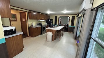 Geladeira, micro-ondas, fogão, cooktop