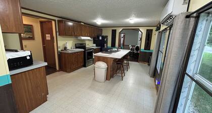 Cozy Nook Retreat - Fireplace /Full Kitchen
