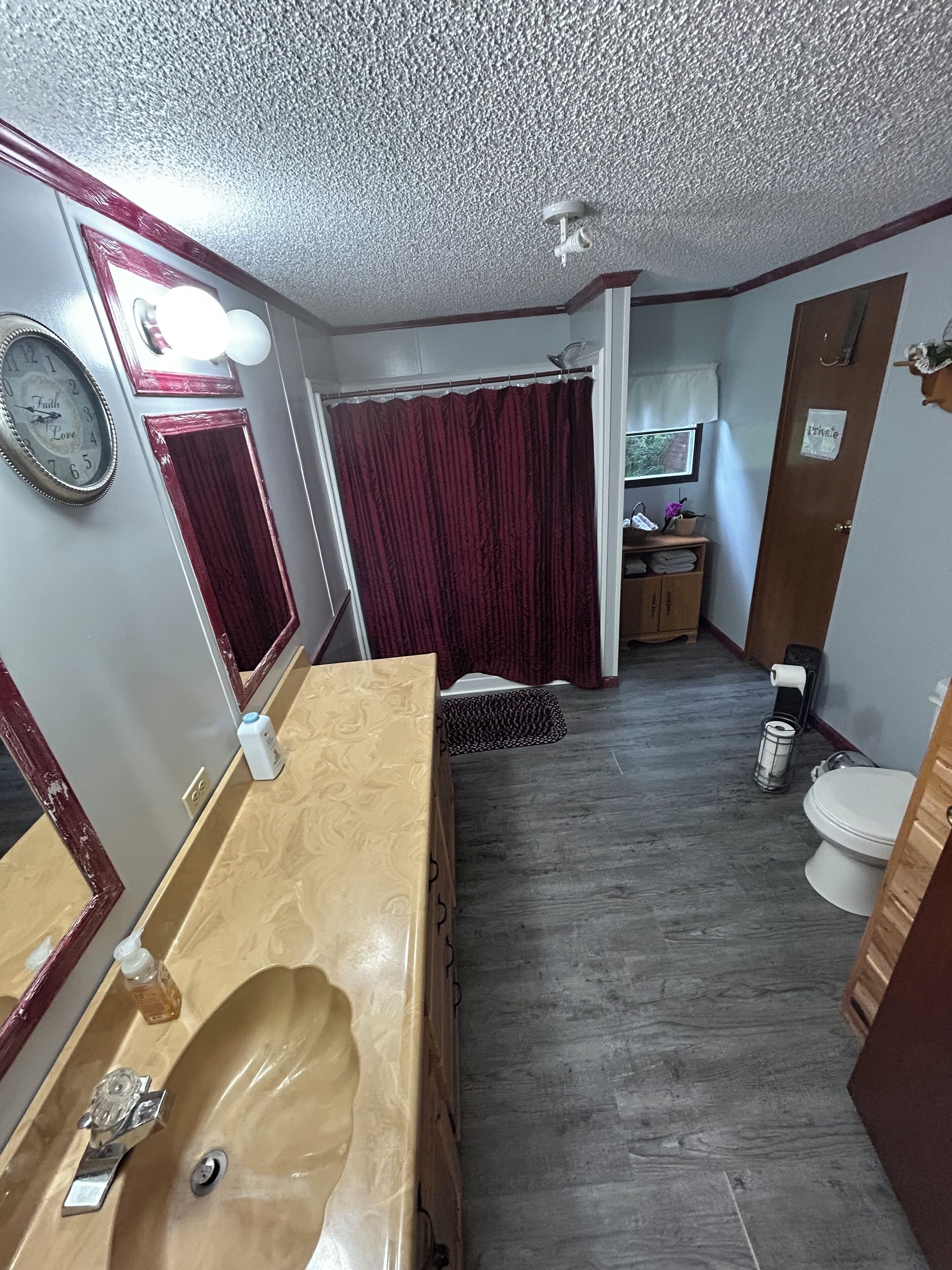 淋浴设施、吹风机、毛巾、肥皂