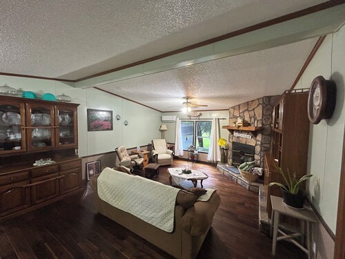 Cozy Nook Retreat - Fireplace /Full Kitchen