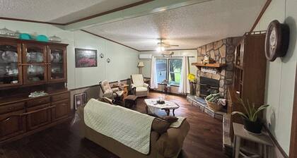 Cozy Nook Retreat - Fireplace /Full Kitchen