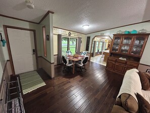 Interior - Cozy Nook Retreat - Fireplace /Full Kitchen (Crofton)