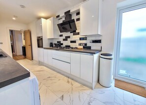 Mikrobølgeovn, ovn, kokeplater og oppvaskmaskin