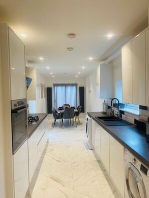 Mikrobølgeovn, ovn, kokeplater og oppvaskmaskin