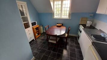 Kühlschrank, Mikrowelle, Ofen, Wasserkocher