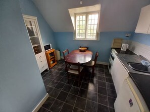Fridge, microwave, oven, electric kettle - Private 1-bedroom apartment in Raynes Park (London)