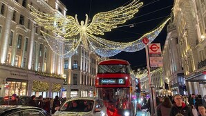 A street with a double-decker bus, cars, and pedestrians. - Private 1-bedroom apartment in Raynes Park (London)