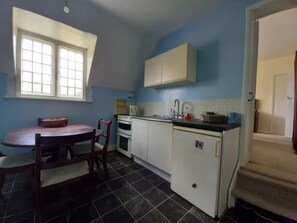 Réfrigérateur, micro-ondes, four, bouilloire électrique