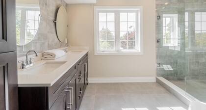 Cozy Modern 2-Bed Townhouse in Toronto
