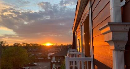 Cozy Modern 2-Bed Townhouse in Toronto