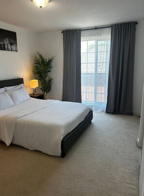 2 bedrooms, iron/ironing board, WiFi, bed sheets - Cozy Modern 2-Bed Townhouse in Toronto (Toronto)