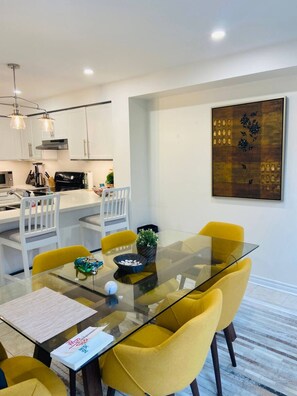 Dining - Cozy Modern 2-Bed Townhouse in Toronto (Toronto)