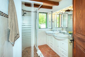 Een douche, een haardroger, handdoeken, toiletpapier