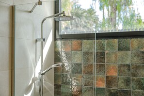 Dusche, Haartrockner, Handtücher