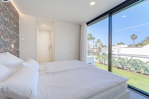 2 bedrooms, in-room safe, iron/ironing board, free WiFi