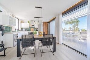 Jääkaappi, mikroaaltouuni, uuni, astianpesukone