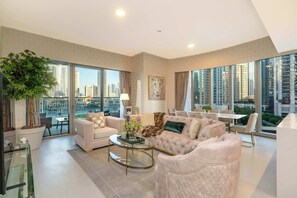 TV - One Lux Stay Grande Signature Residences (Dubai)