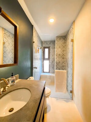Shower, hair dryer, towels, soap - Luxury Apartment 50m from Beach in Bucerías w/ Balcony & Rooftop Garden (Bucerías)