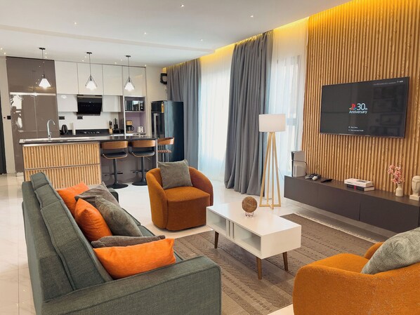 Smart TV, video games - Spacious 1-bedroom home with WiFi, AC, Games, Patio & More (Ashaley Botwe,)