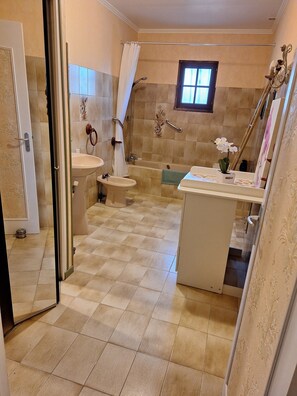 Bidet, carta igienica