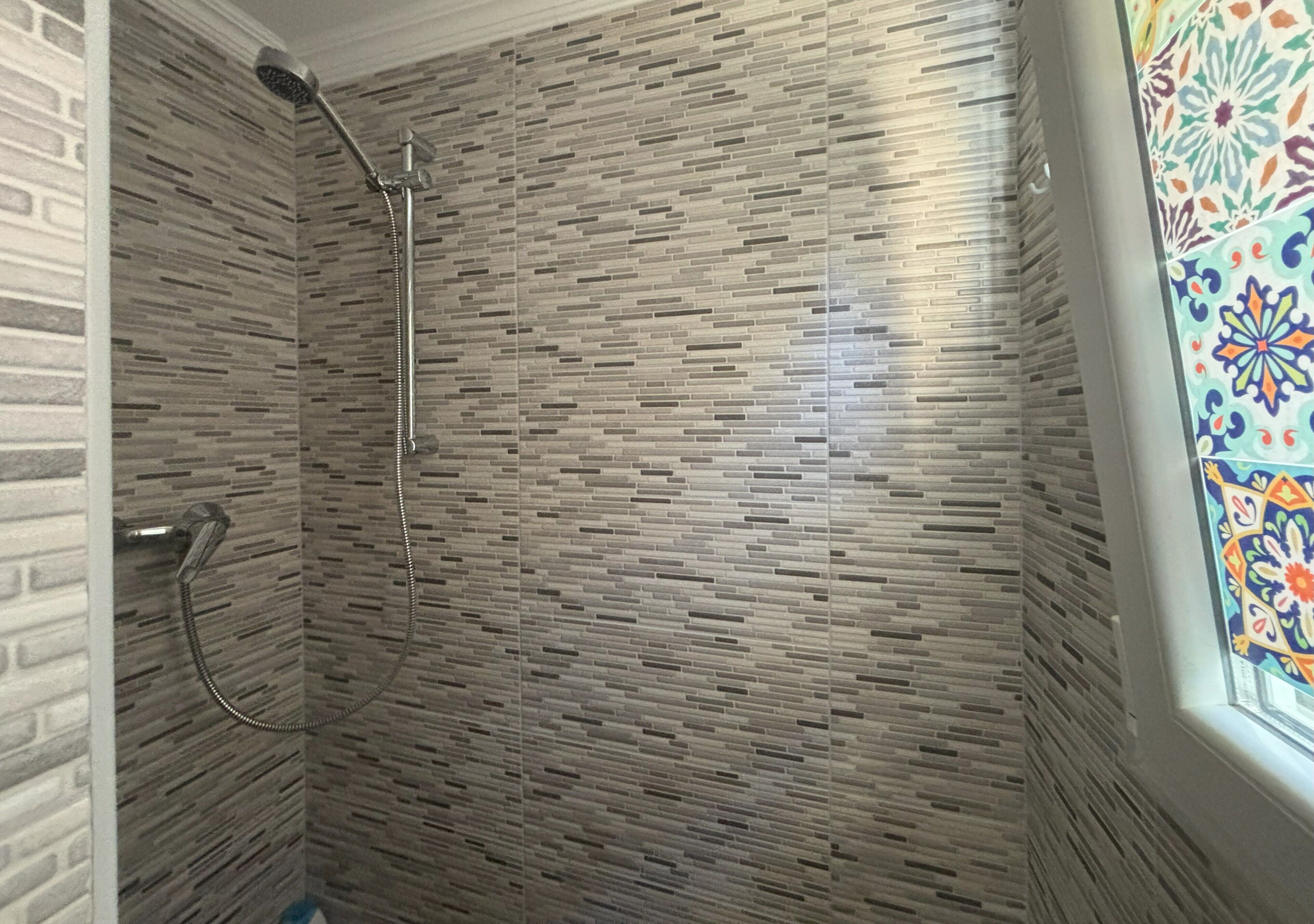 Dusche, Haartrockner, Handtücher, Toilettenpapier