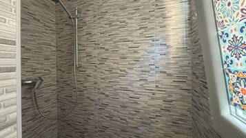 Dusche, Haartrockner, Handtücher, Toilettenpapier