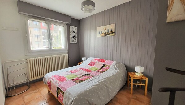 1 habitación y tabla de planchar con plancha 