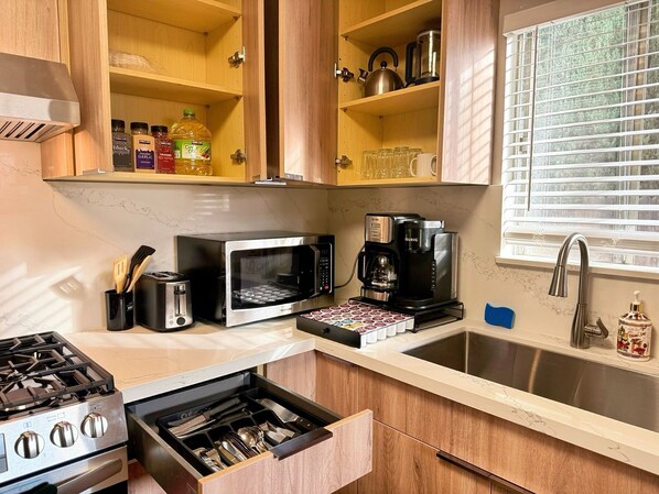 Kühlschrank, Mikrowelle, Ofen, Herdplatte