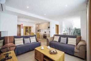 Smart-tv en een tafeltennistafel