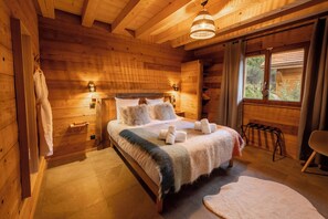 4 sovrum, skrivbord, strykjärn/strykbräda och resesäng