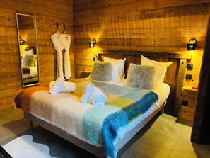 4 habitaciones, escritorio y tabla de planchar con plancha