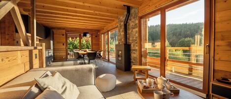 TV connectée, cheminée, baby-foot, livres