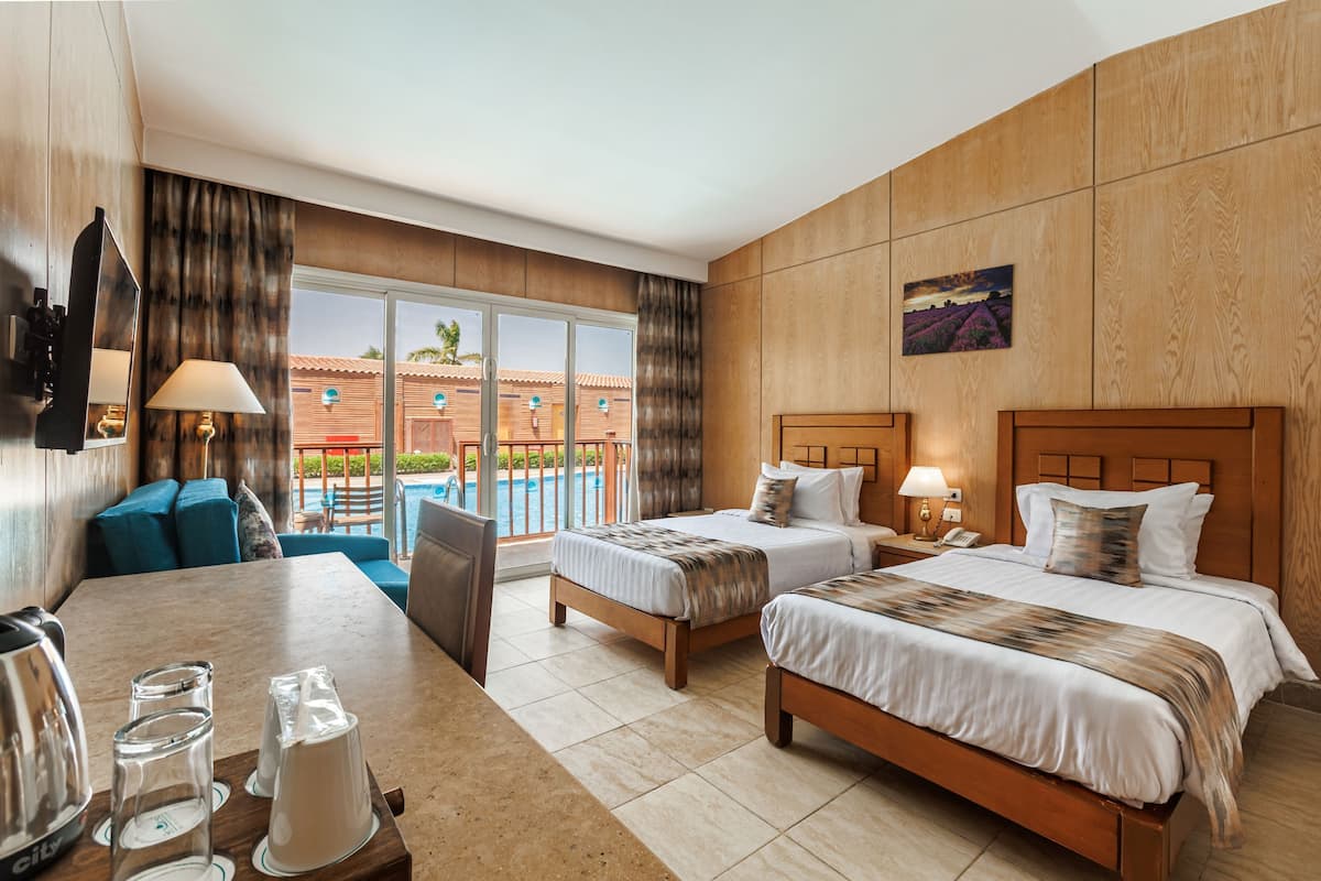 Swim-Up Room | 3 quartos, frigobar, cofres nos quartos, cortinas blackout