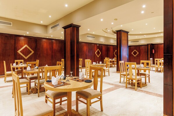 5 間餐廳;供應早餐、午餐、晚餐和早午餐