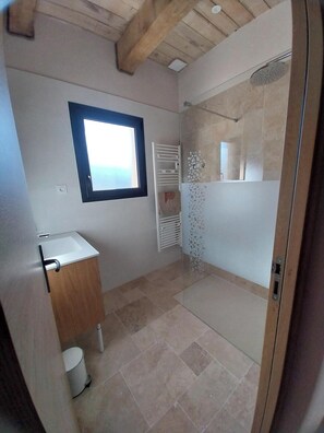 Douche, sèche-cheveux, papier toilette