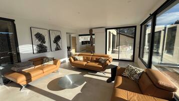 Télévision, lecteur de DVD, table de tennis de table, vidéothÚque