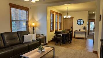 TV connectée, cheminée, livres, écrans d'ordinateur