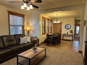 スマートテレビ、暖炉、書庫、PC モニター