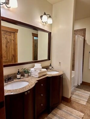 Hair dryer, towels, soap, shampoo - Escape to Teton Valley! Beautiful new 3-bedroom condo in charming Driggs, Idaho (Driggs)