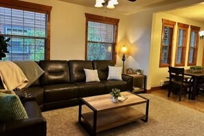 Smart-TV, Kamin, Bücher, Computerbildschirme